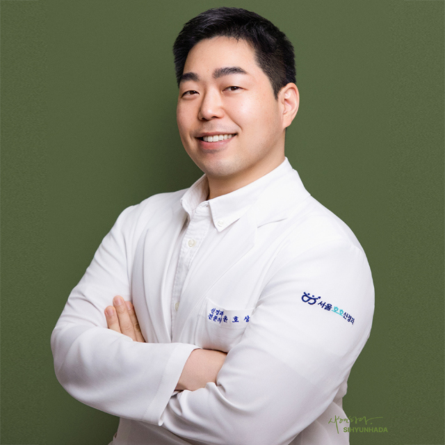 Dr. Ho-Sang Yoon, Neurology Specialist at Seoulhoho Hospital, smiling with his arms crossed in a white coat.