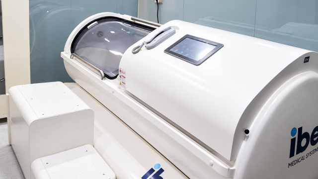Hyperbaric oxygen therapy chamber for post-operative recovery care at TAE Plastic Surgery Clinic.