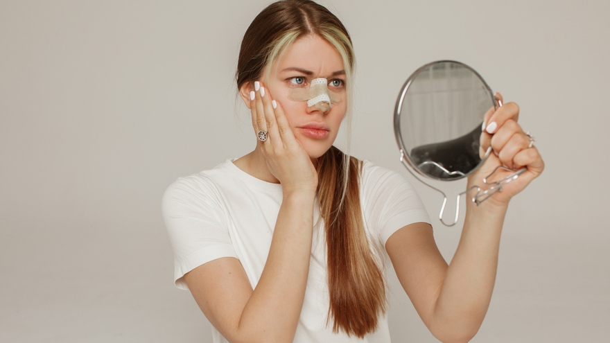 เฝือกหลังผ่าตัดเสริมจมูก