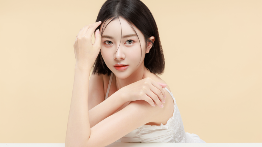 女性在 TAE Plastic Surgery Clinic 接受纹身去除治疗后展示洁净的皮肤。