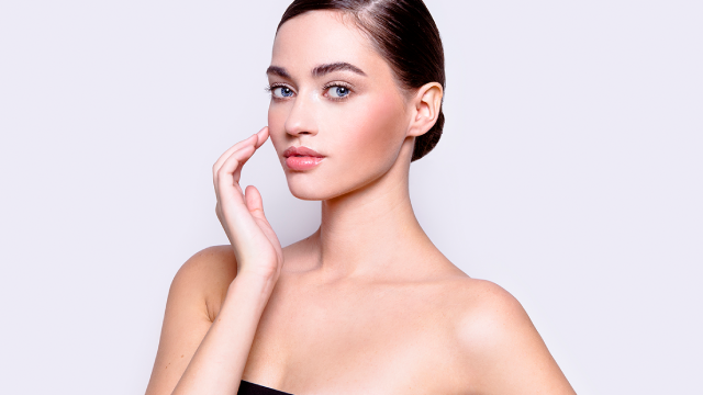 Woman with smooth, lifted facial contours representing thread lifting for facial skin tightening and lifting