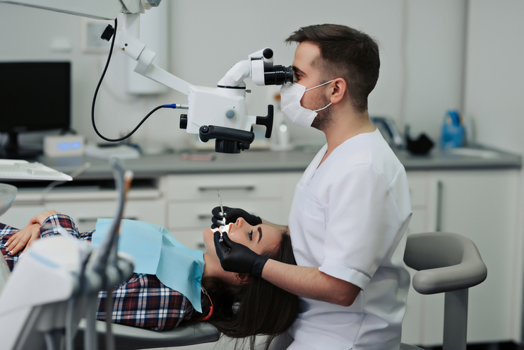 Requisitos de la terapia con microscopio dental