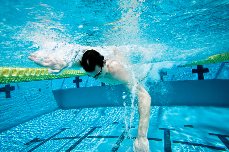 Beneficios de hacer ejercicio en el agua entre otras terapias
