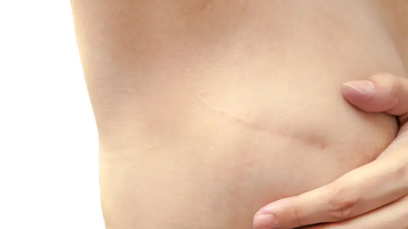 Kokraklari osilgan ayol qattiq xorozni silkitadi