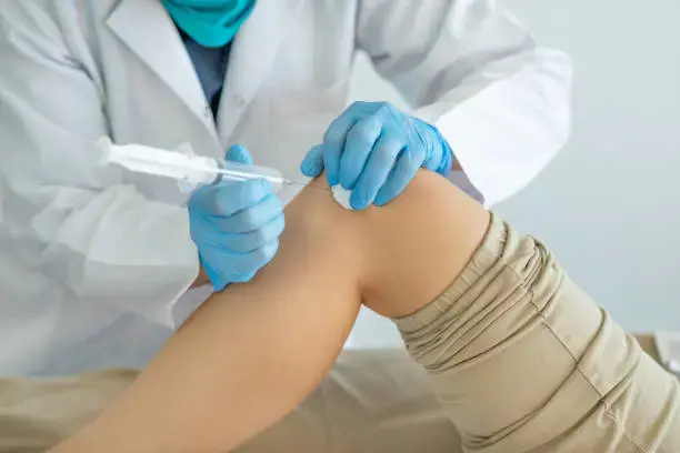 ечение стволовыми клетками, проводимое врачом пациенту
